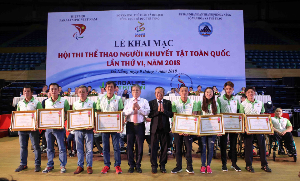 组委会向运动员和教练颁发奖状。越通社记者 陈黎林 摄