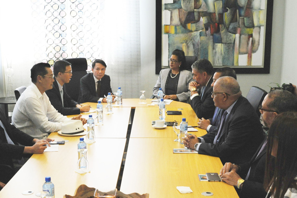 多米尼加解放党成员克里斯蒂娜·利萨尔多会见越共中央委员、越通社社长阮德利一行。越通社记者 黎河 摄