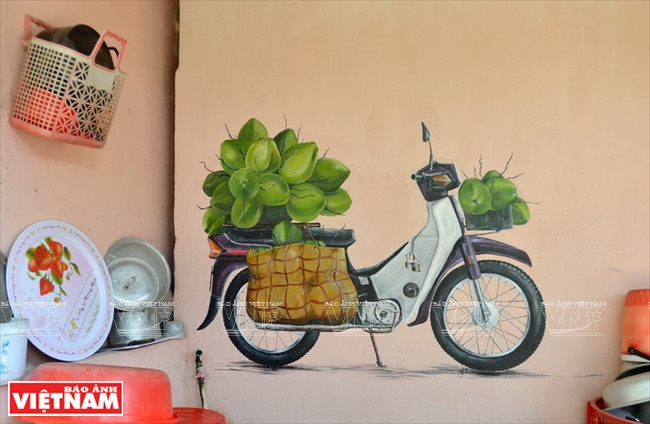 三海椰子壁画美化了厨房。越通社记者 清和 摄