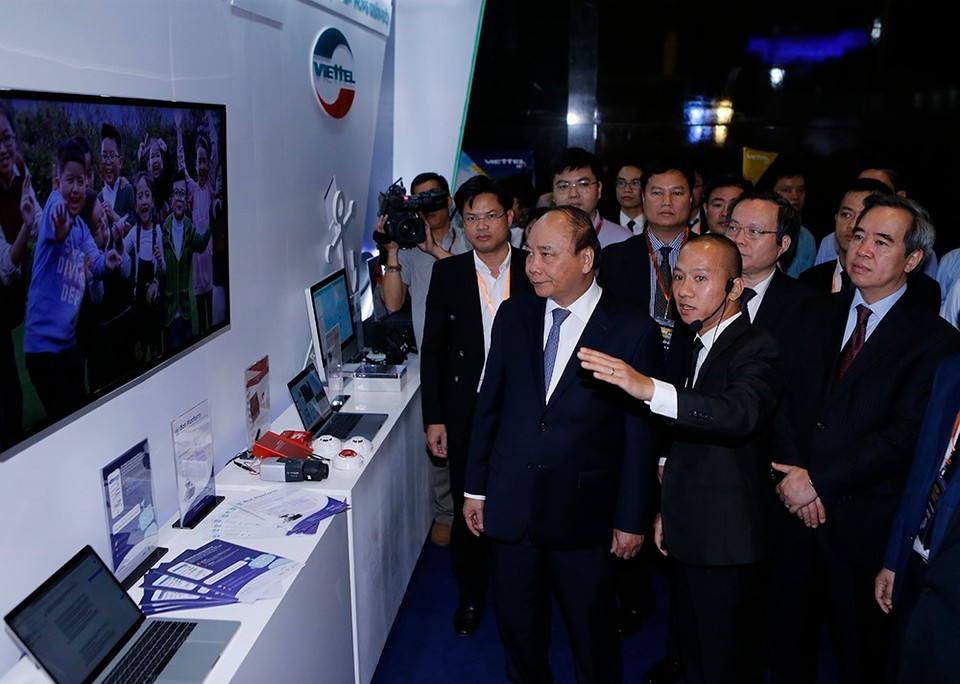 越南政府总理阮春福出席2018年智能工业国际展会。越通社记者 杨江 摄