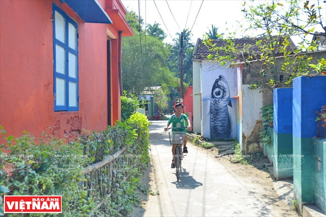 栩栩如生的壁画点缀着村庄。越通社记者 清和 摄