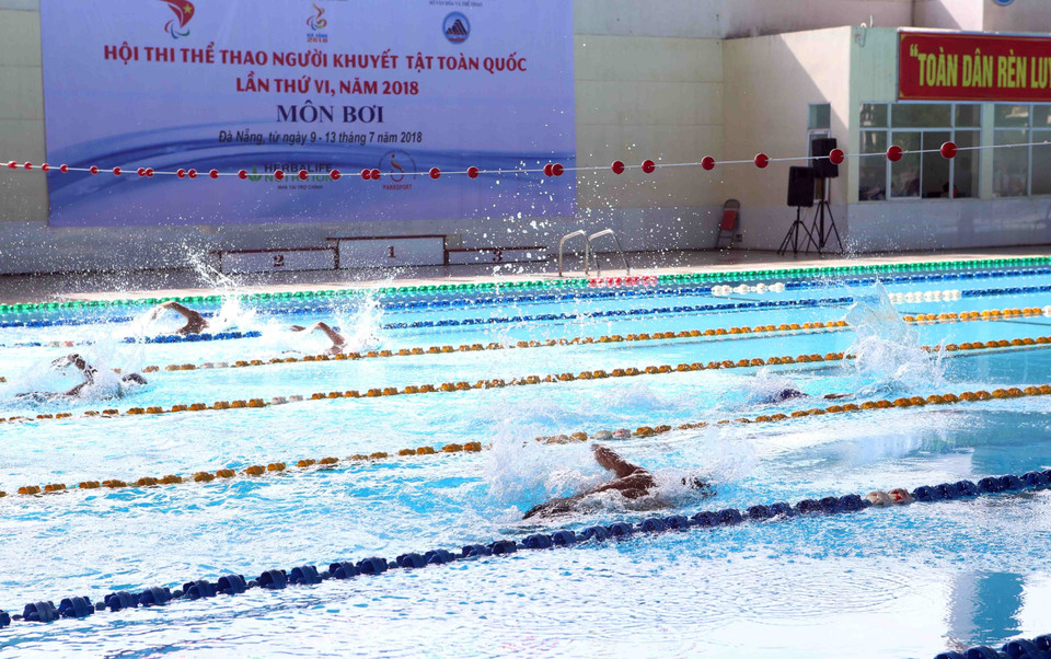 运动员们在游泳赛项进行角逐。越通社记者 陈黎林 摄