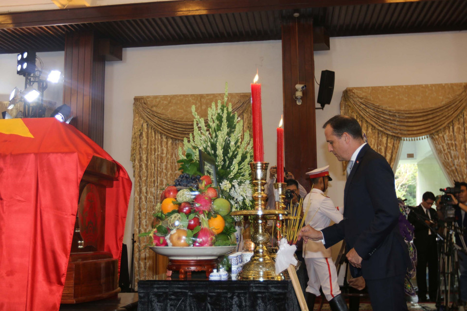 法国驻胡志明市总领事文森特•弗洛雷尼前来吊唁潘文凯。越通社记者 青武 摄