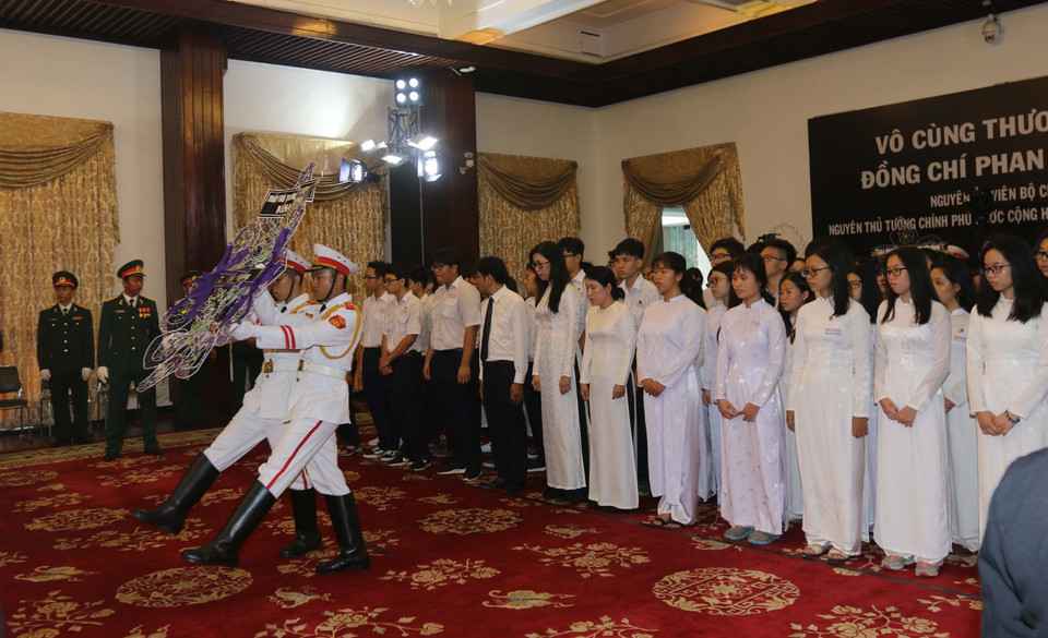 胡志明市学生代表团前来吊唁潘文凯。越通社记者 青武 摄