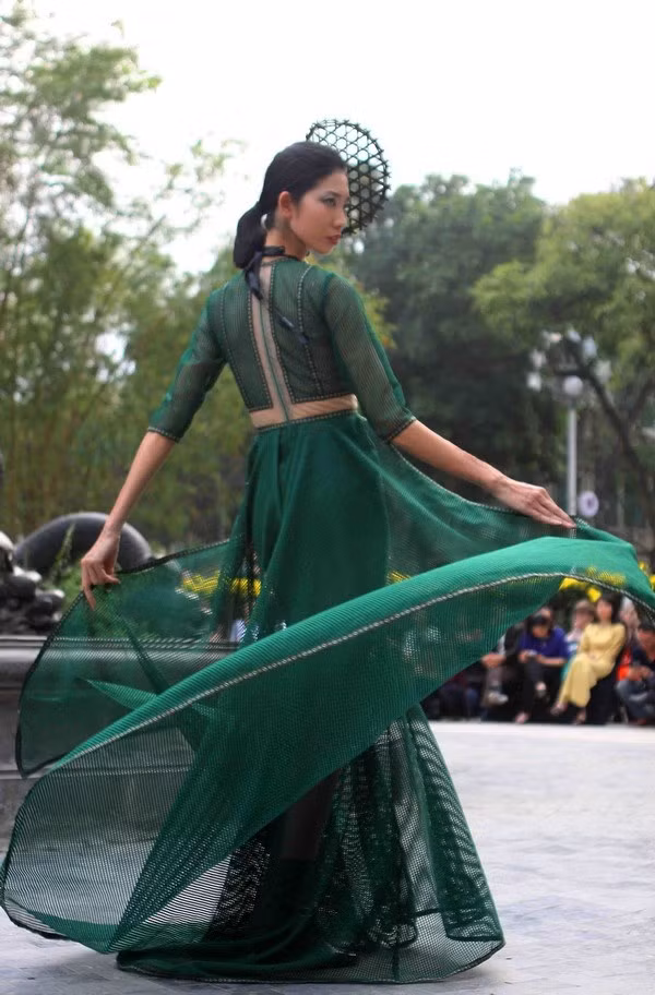 越意两国设计师向观众们介绍丝绸服装秀。越通社记者 青松 摄