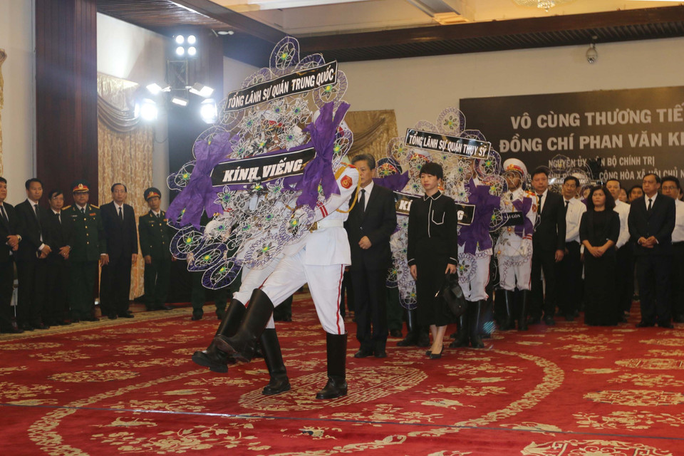 中国驻胡志明市领事馆代表团前来吊唁潘文凯。越通社记者 青武 摄