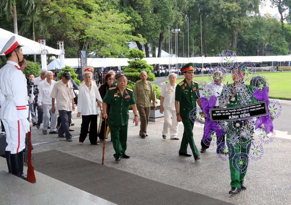 众多人民群众前来吊唁潘文凯。越通社记者 青武 摄