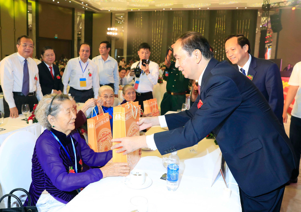 陈大光主席在会上发表讲话。越通社记者 颜创 摄