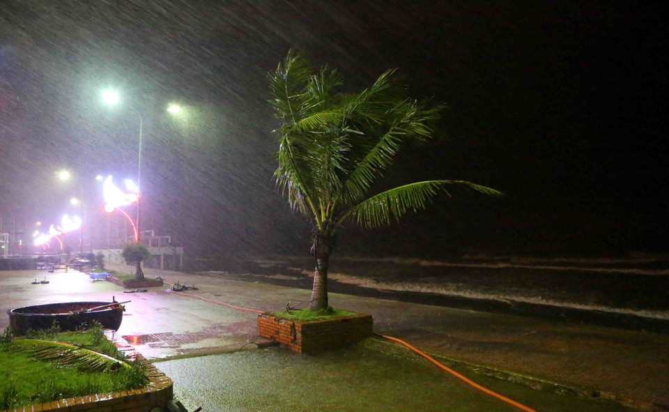义安省炉门市社遭受暴雨和台风袭击。越通社记者 成达 摄
