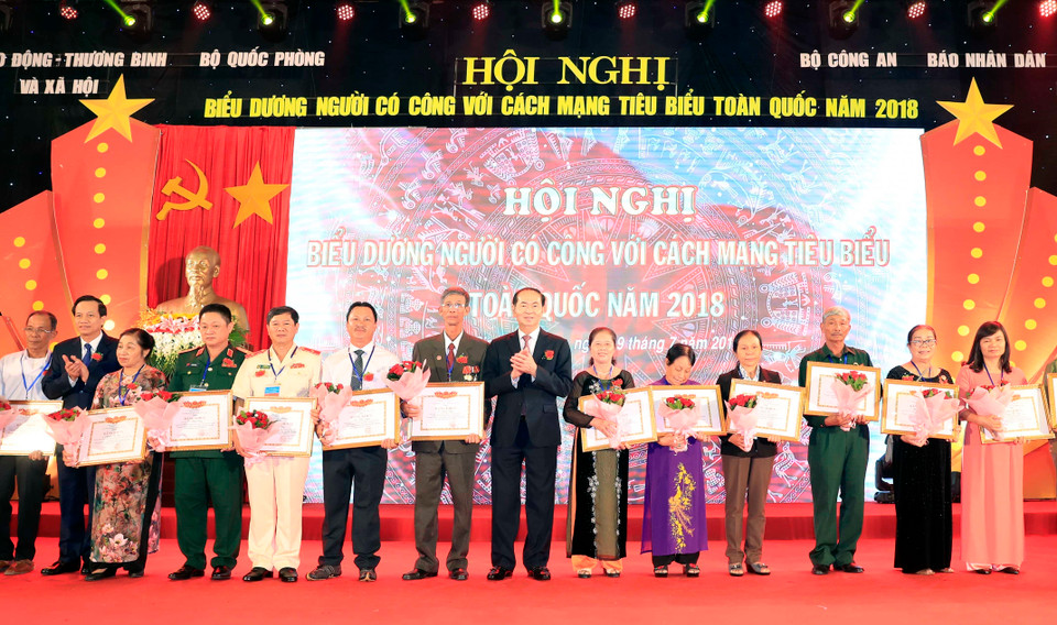 陈大光主席向2018年全国模范革命有功者颁发奖状。越通社记者 颜创 摄