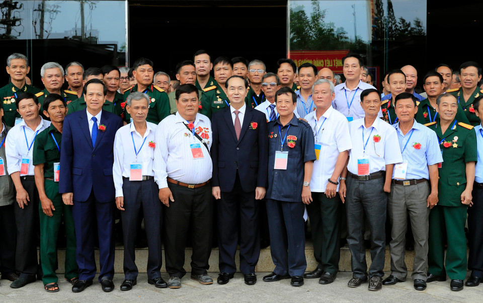 陈大光主席和与会代表 (越通社记者 颜创 摄)