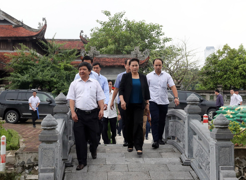 国会主席阮氏金银前往河南省烈士纪念馆。越通社记者 仲德 摄