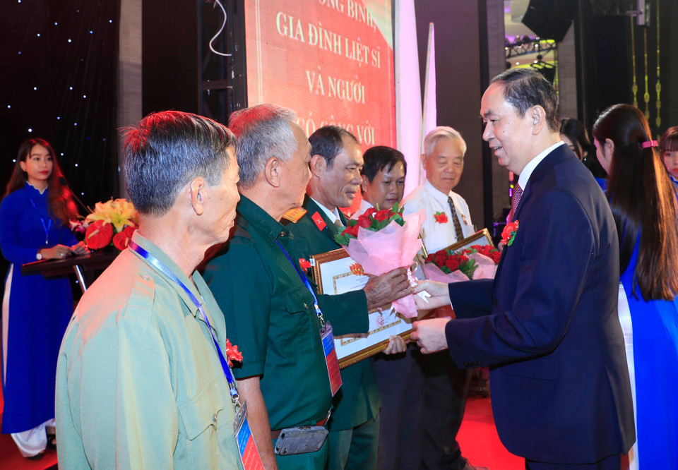 陈大光主席向2018年全国模范革命有功者颁发奖状。越通社记者 颜创 摄