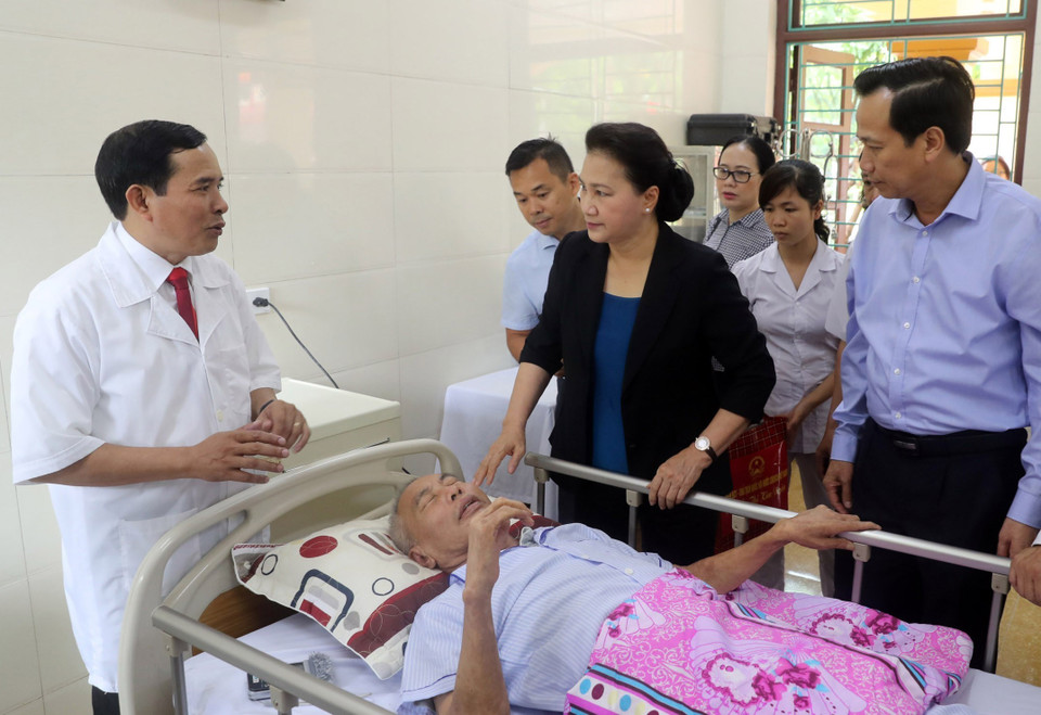 国会主席阮氏金银探访慰问维仙伤残军人疗养中心，并向各位伤残军人赠送慰问品。越通社记者 仲德 摄