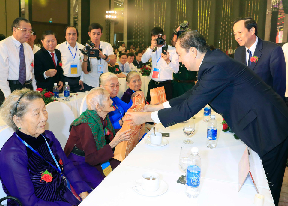 陈大光主席在会上发表讲话。越通社记者 颜创 摄