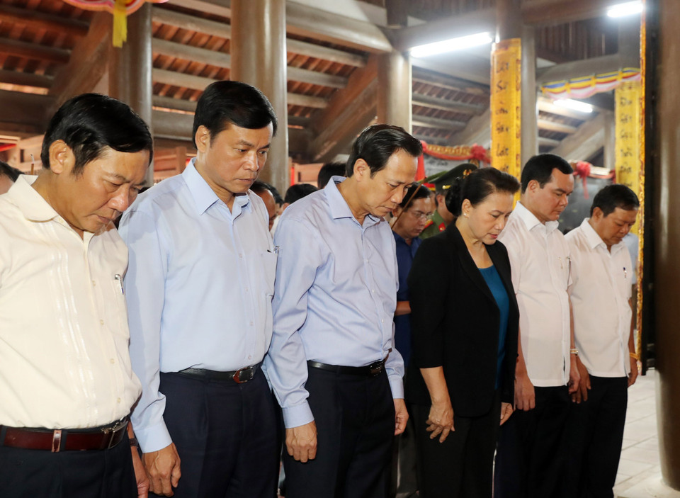 国会主席阮氏金银缅怀河南省英雄烈士。越通社记者 仲德 摄