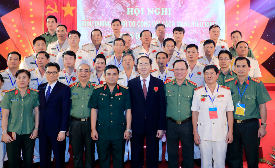 陈大光主席与武装力量代表 (越通社记者 颜创 摄)