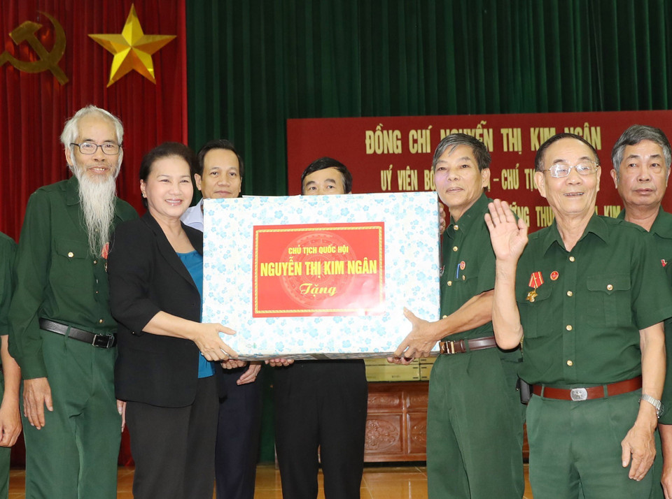 阮氏金银向金榜伤残军人疗养中心伤残军人赠送慰问品。越通社记者 仲德 摄