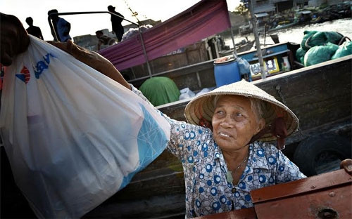 货郎担贫困人接受年初的礼物。（图片来源：越南《人民军队报》）