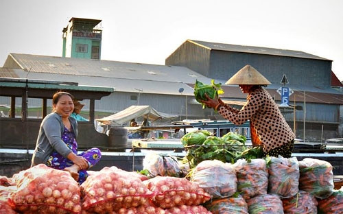  盖朗水上集市讨价还价现象是很少见的。（图片来源：越南《人民军队报》）