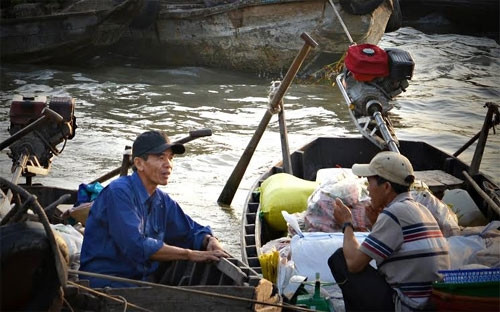 春初好友在集市上会面。（图片来源：越南《人民军队报》）