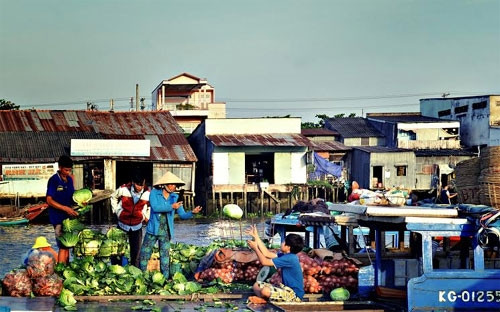 小船既是经营贩滩，同时也是盖朗水上集市小叛住宿的地方。（图片来源：越南《人民军队报》）