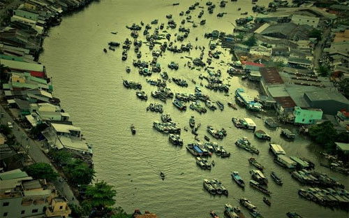 从上空瞻仰盖朗水上集市的美景。目前，盖朗水上集市是250艘小船停靠经营的地方，与前十年相比降低一半。（图片来源：越南《人民军队报》）