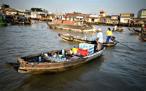盖朗水上集市还是货郎担、卖饮料的人的谋生之地。（图片来源：越南《人民军队报》）