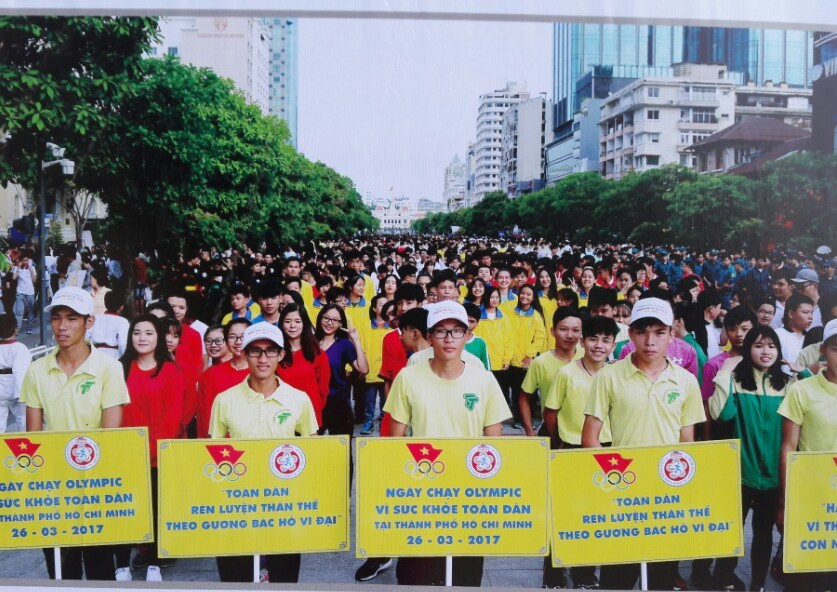 “为了全民的健康”2017年奥林匹克跑步日启动仪式。（图片来源：《越共电子报》）