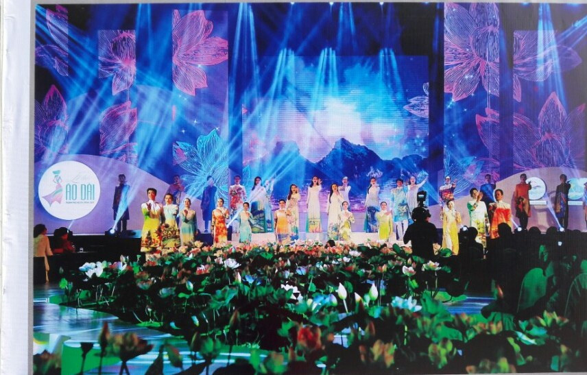 2017年胡志明市奥黛节获得了数千名干部、学生、大学生、各国驻胡志明市外交机构的热烈响应。（图片来源：《越共电子报》）