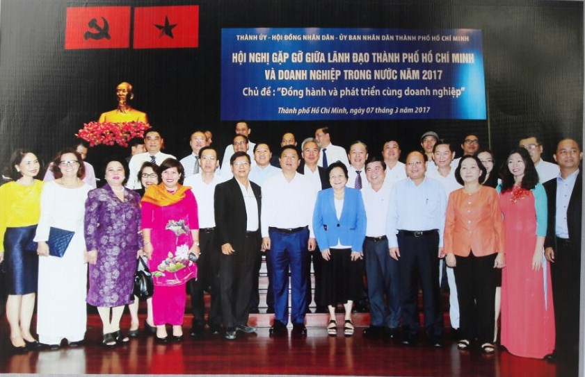 2017年胡志明市领导和国内企业代表见面会是各家企业为胡志明市献计以共促国家发展的重要会议。（图片来源：《越共电子报》）