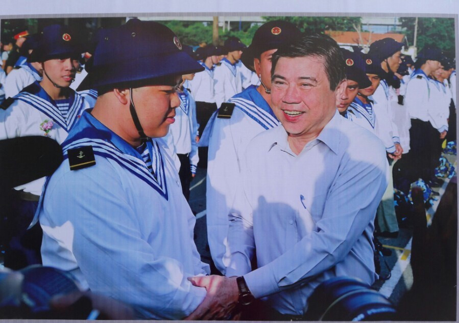 鼓励启程入伍的新兵。（图片来源：《越共电子报》）