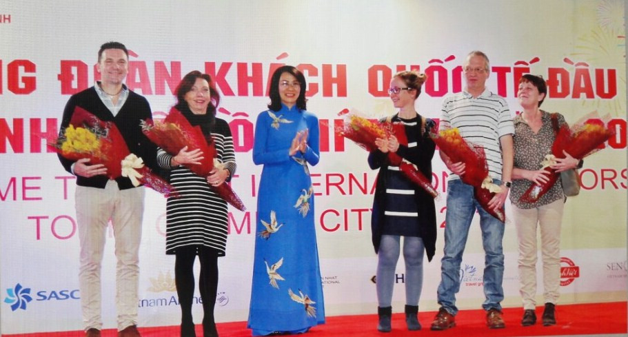 欢迎2017年新春前来胡志明市旅游的首批国际游客。（图片来源：《越共电子报》）