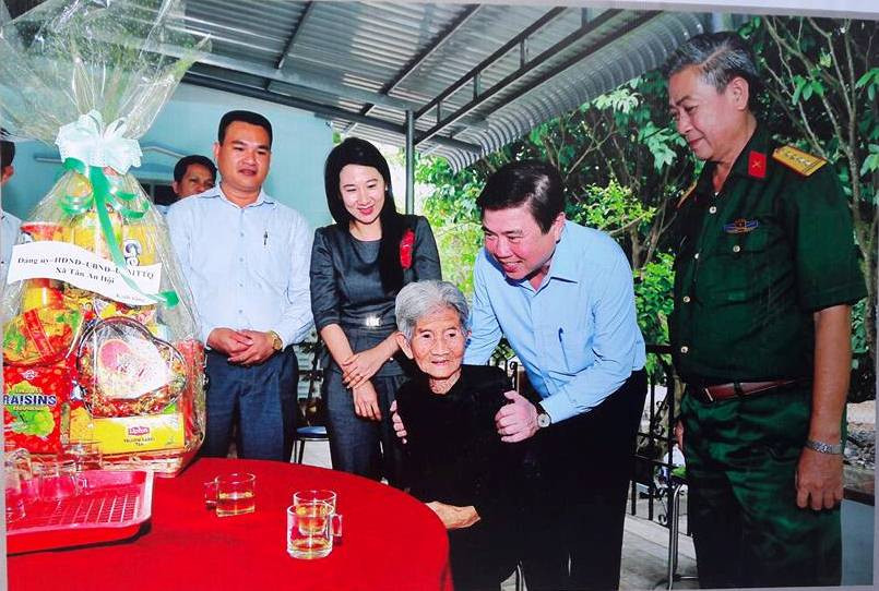 党中央委员、胡志明市市委副书记、胡志明市人民委员会主席阮成峰向古芝县越南英雄母亲拜年。（图片来源：《越共电子报》）