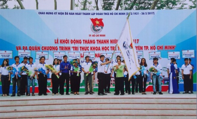和题为“青年携手共建新农村和城市文明” 2017年青年月启动仪式。（图片来源：《越共电子报》）
