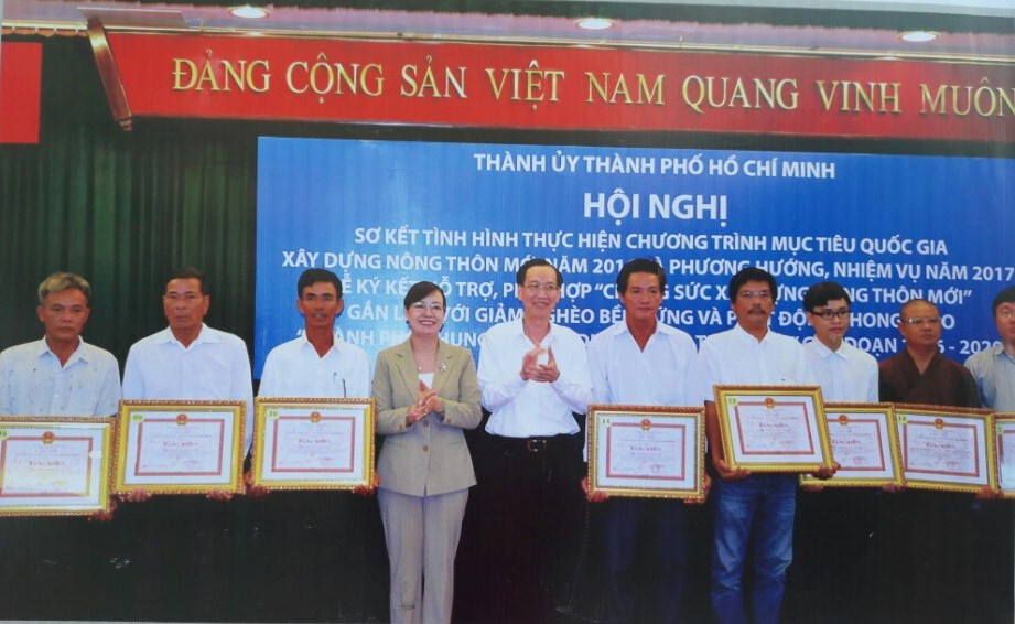 胡志明市领导祝贺在“全市协力建设新农村”运动中取得优异成绩的个人。（图片来源：《越共电子报》）