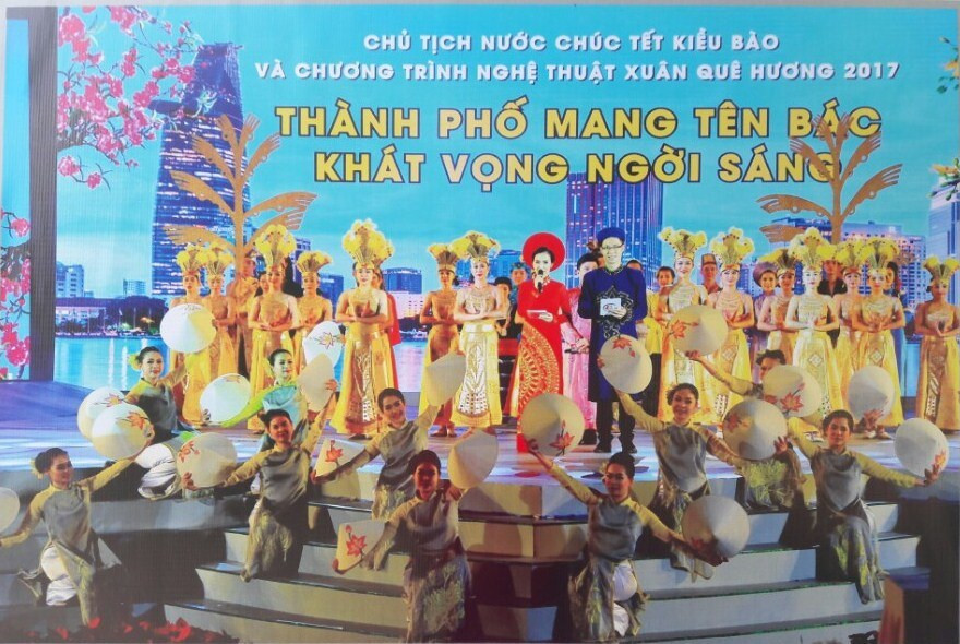 每年的传统新春佳节，越南外交部同越南胡志明市人民委员会都会举行 “家乡之春”活动。 该活动成为充满意义的事件，吸引数千名越南侨胞回国过年，在旅外越南人群体中大受欢迎。（图片来源：《越共电子报》）