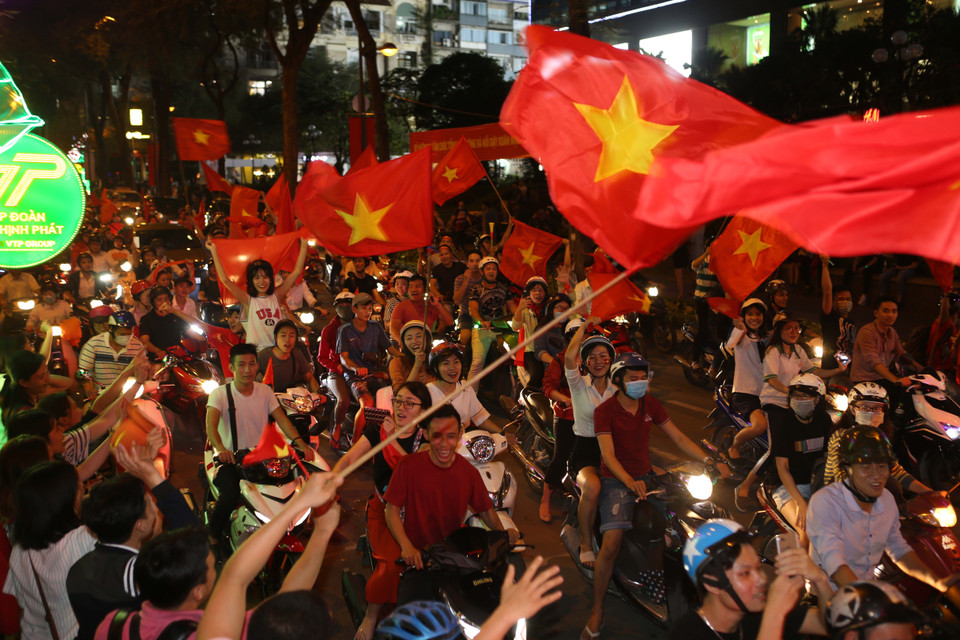越南各地成千上万名足球球迷纷纷涌出家门，欢庆越南队闯进2018年U23亚洲杯决赛。越通社记者光日 摄
