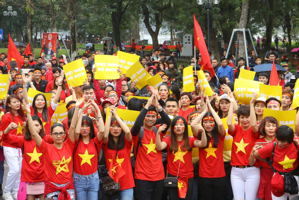 越南球迷们以不同的形式为越南U23足球队助威。（图片来源：越通社）