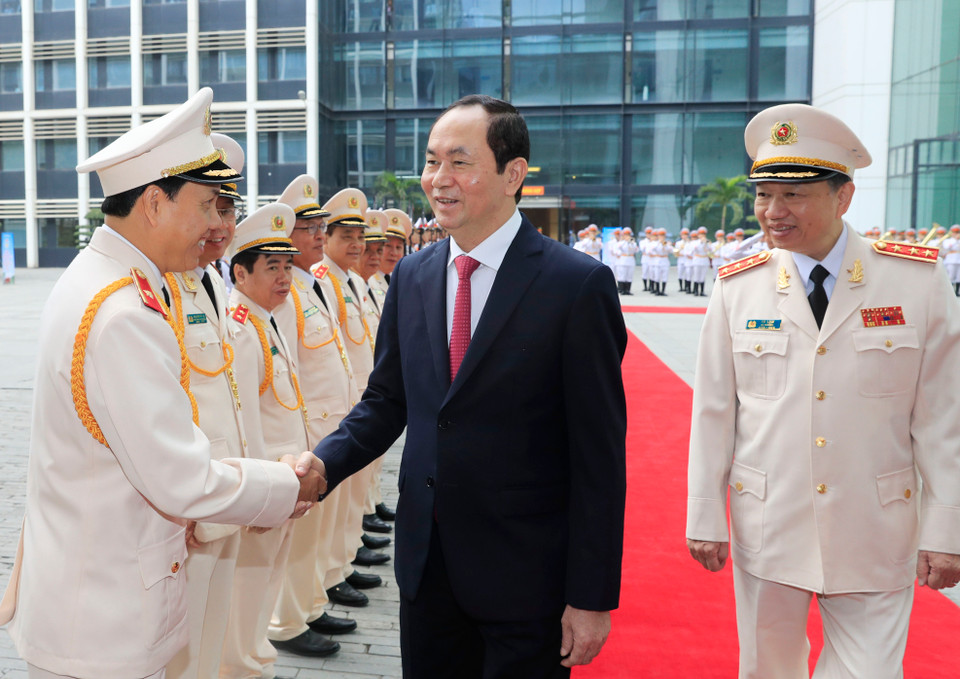 陈大光与各名武官握手。越通社记者 颜创 摄