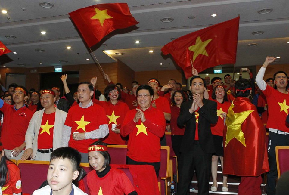 越南政府副总理兼外交部长范平明鼓舞越南球队。（图片来源：越通社）