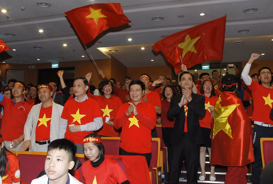 越南政府副总理兼外交部长范平明鼓舞越南球队。（图片来源：越通社）
