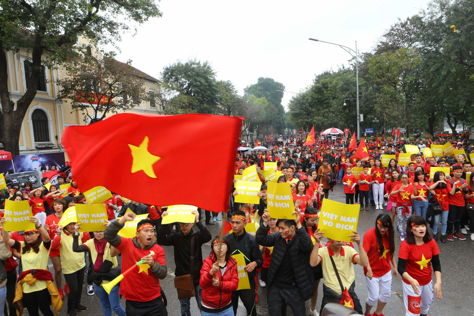 越南球迷们以不同的形式为越南U23足球队助威。（图片来源：越通社）