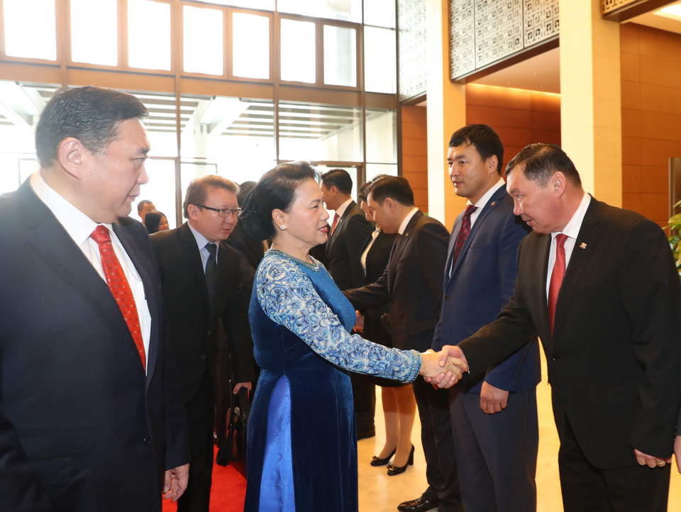越南国会主席阮氏金银与蒙古国家大呼拉尔代表握手。（图片来源：越通社）