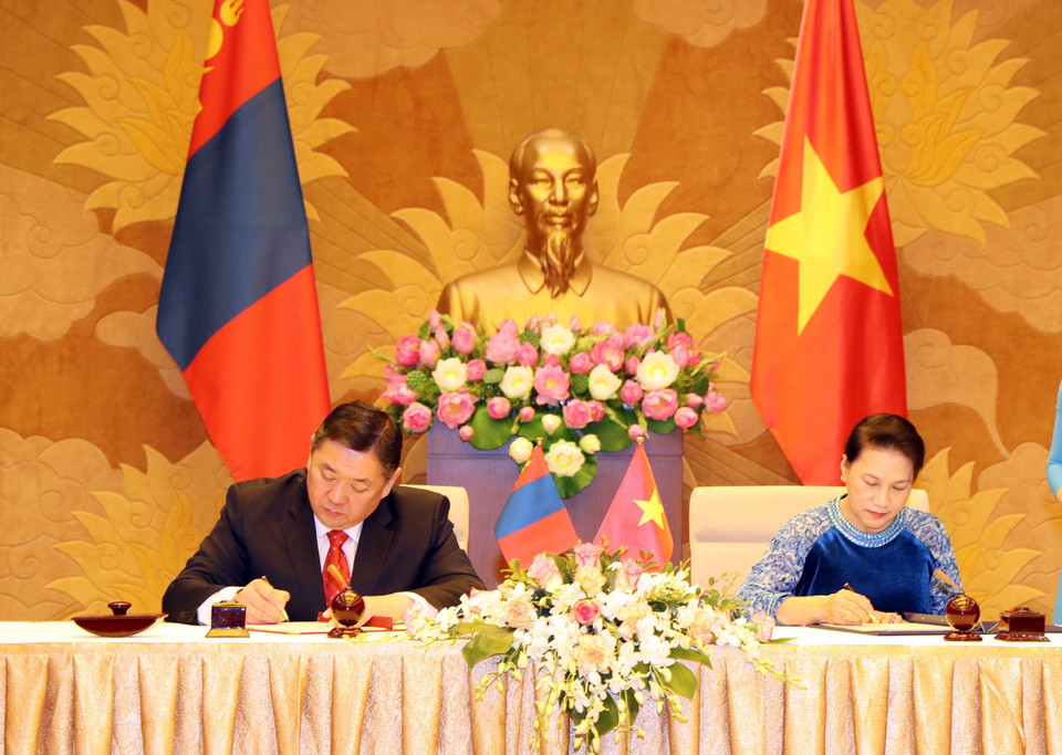 越南国会主席阮氏金银与蒙古国家大呼拉尔主席恩赫包勒德签署合作备忘录。（图片来源：越通社）