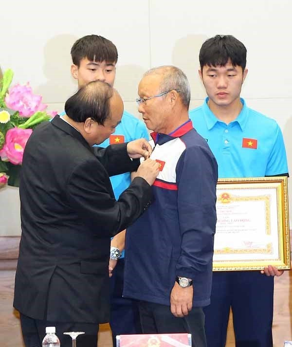 政府总理阮春福向主教练授予三等劳动勋章。越通社记者 统一 摄