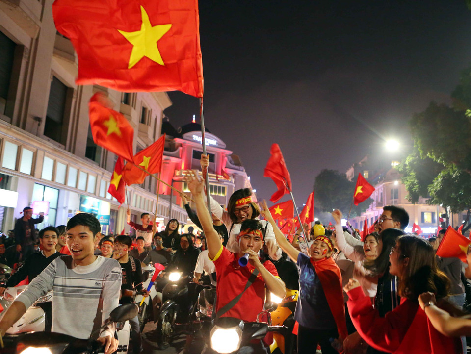 越南各地成千上万名足球球迷纷纷涌出家门，欢庆越南队闯进2018年U23亚洲杯决赛。越通社记者光日 摄