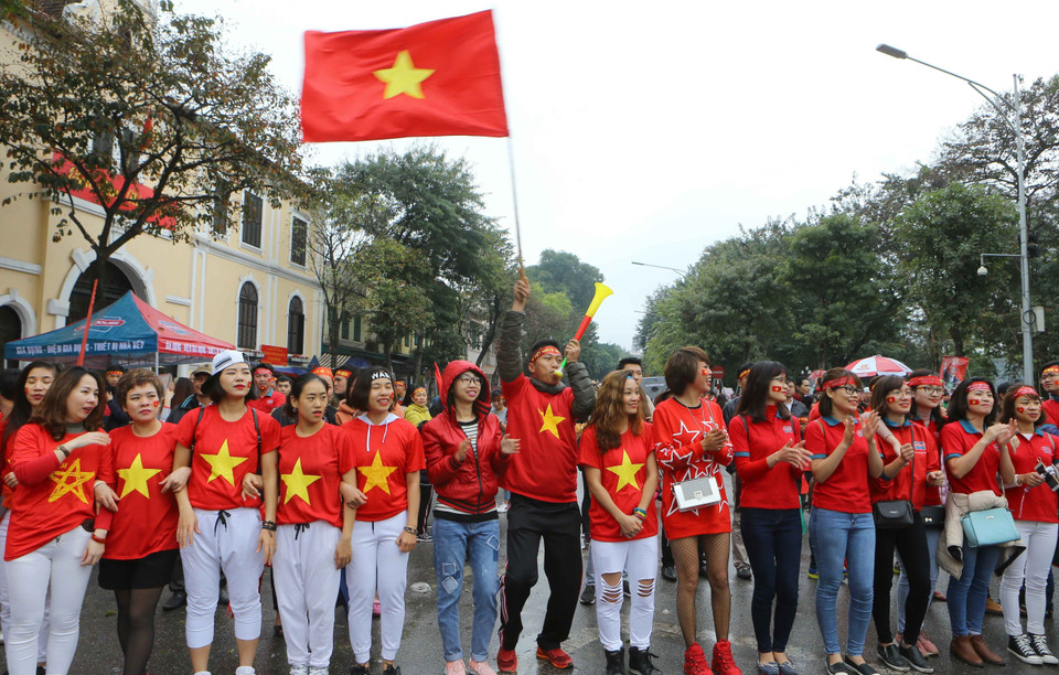 越南球迷们以不同的形式为越南U23足球队助威。（图片来源：越通社）