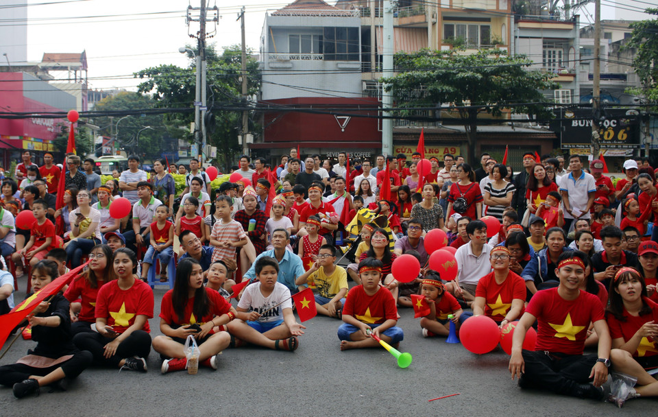 越南球迷们以不同的形式为越南U23足球队助威。（图片来源：越通社）