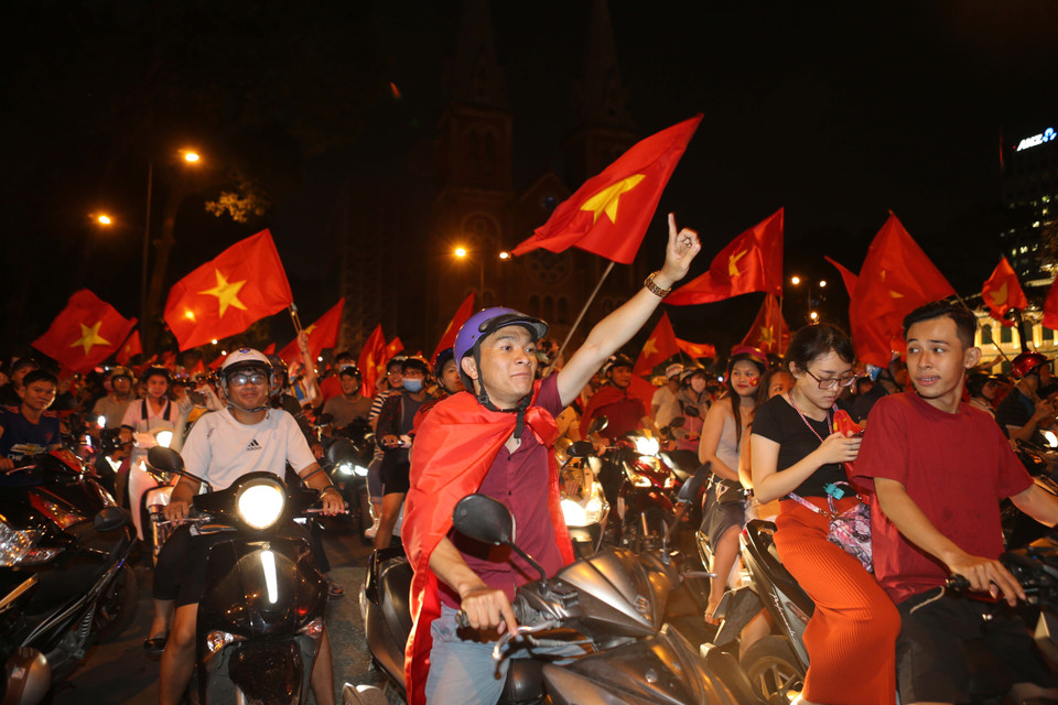 越南各地成千上万名足球球迷纷纷涌出家门，欢庆越南队闯进2018年U23亚洲杯决赛。越通社记者光日 摄